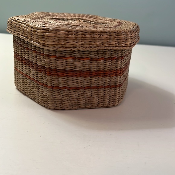 Hexagon woven container with lid. - Picture 4 of 4